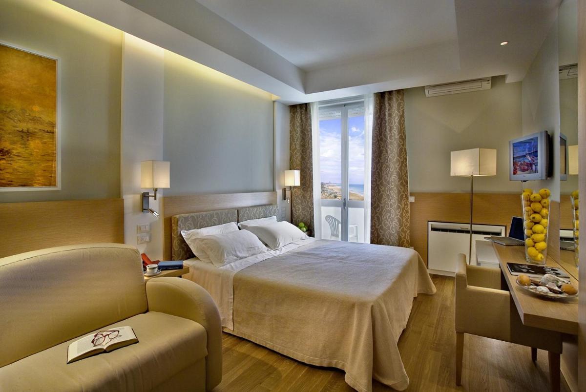 Alexandra Plaza Hotel Riccione Exterior photo