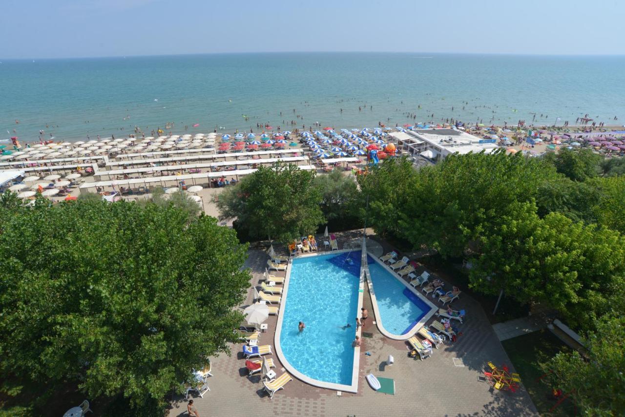 Alexandra Plaza Hotel Riccione Exterior photo