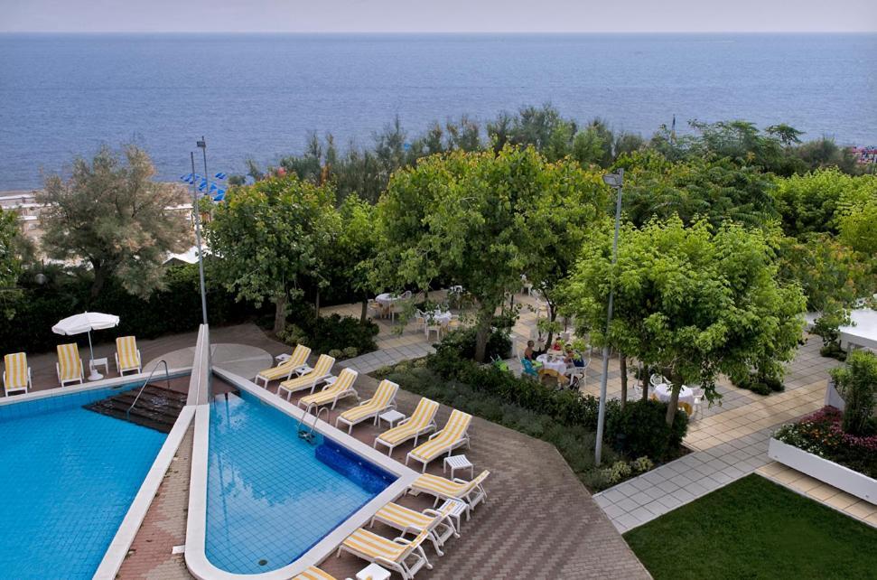 Alexandra Plaza Hotel Riccione Exterior photo